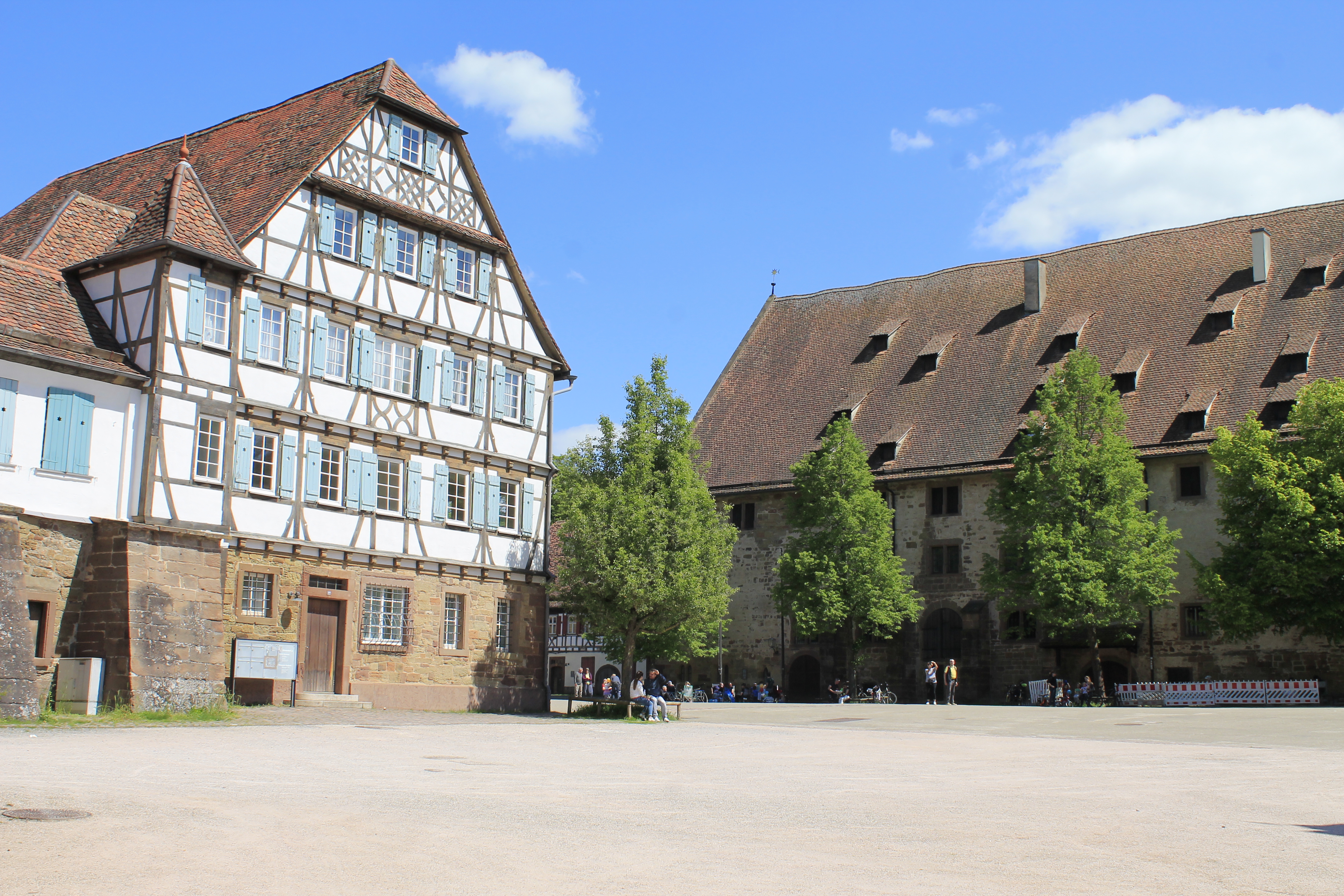 Platz und Gebäude im Fachwerkstil und 3 Bäume