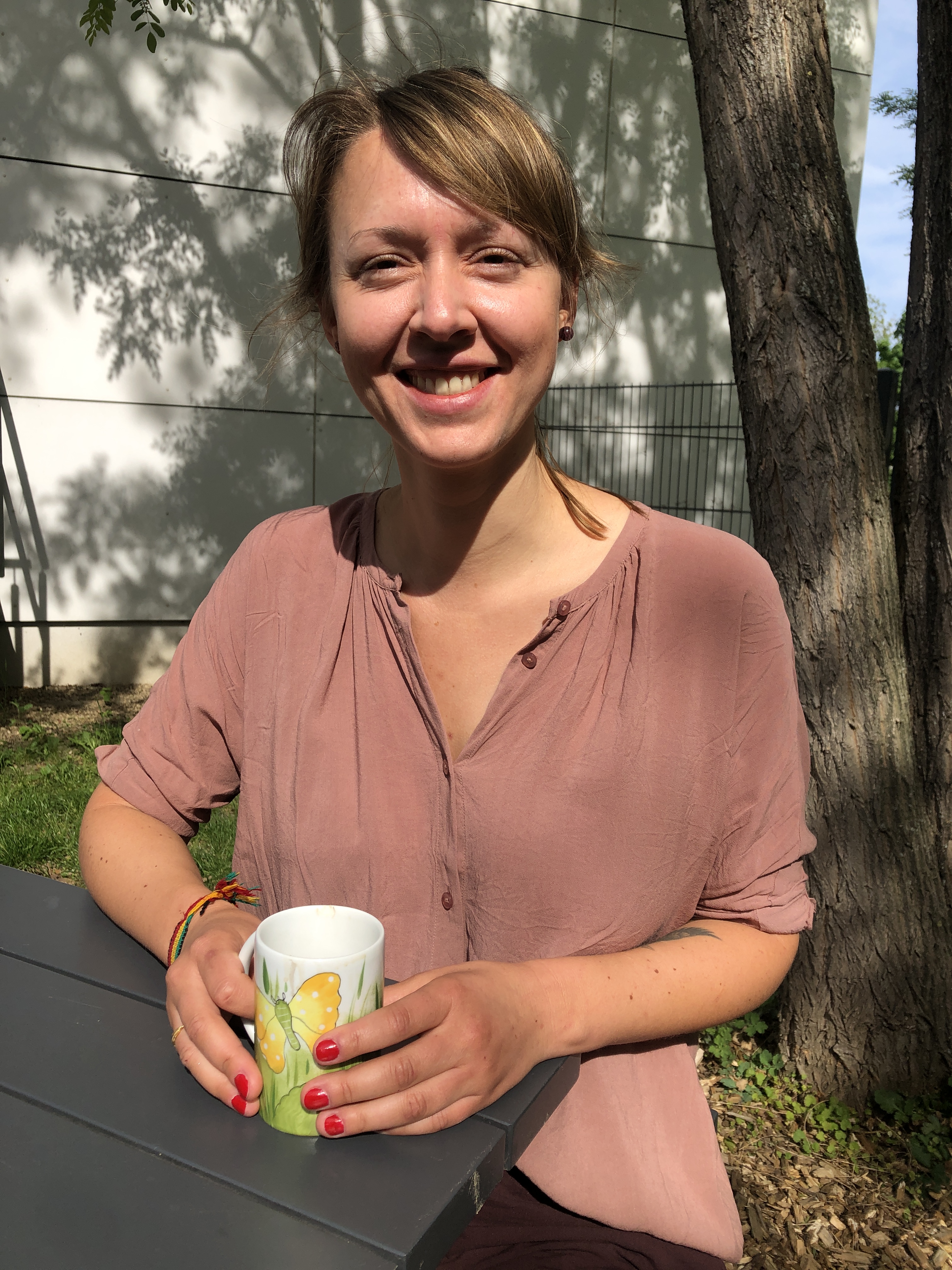 Susanne Müller mit einer Café-Tasse: Nachwuchswissenschaftlerin, Frauenrechtlerin & Künstlerin
