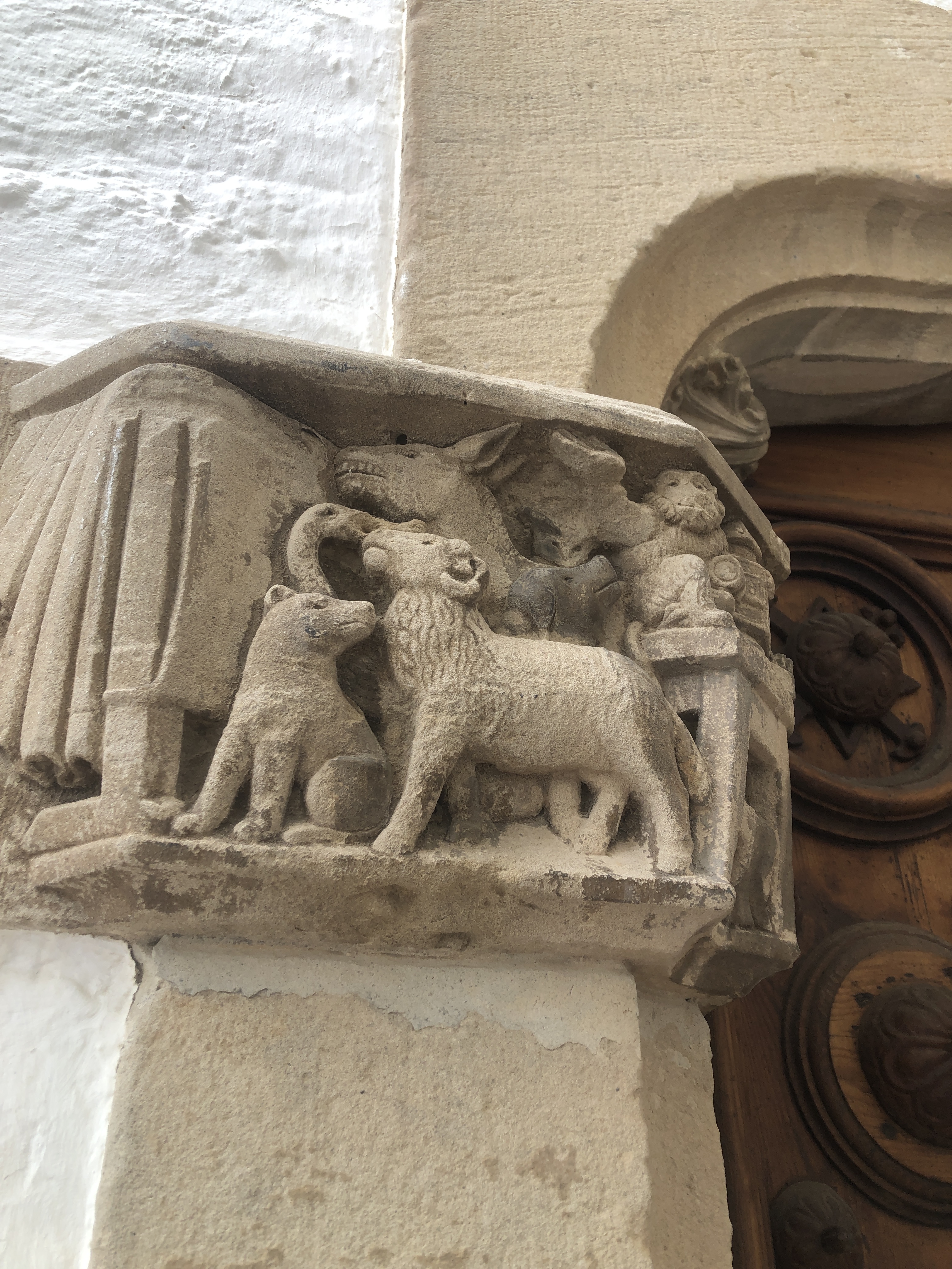 An einer Mauer in Stein gehauene Skulturen von Tieren