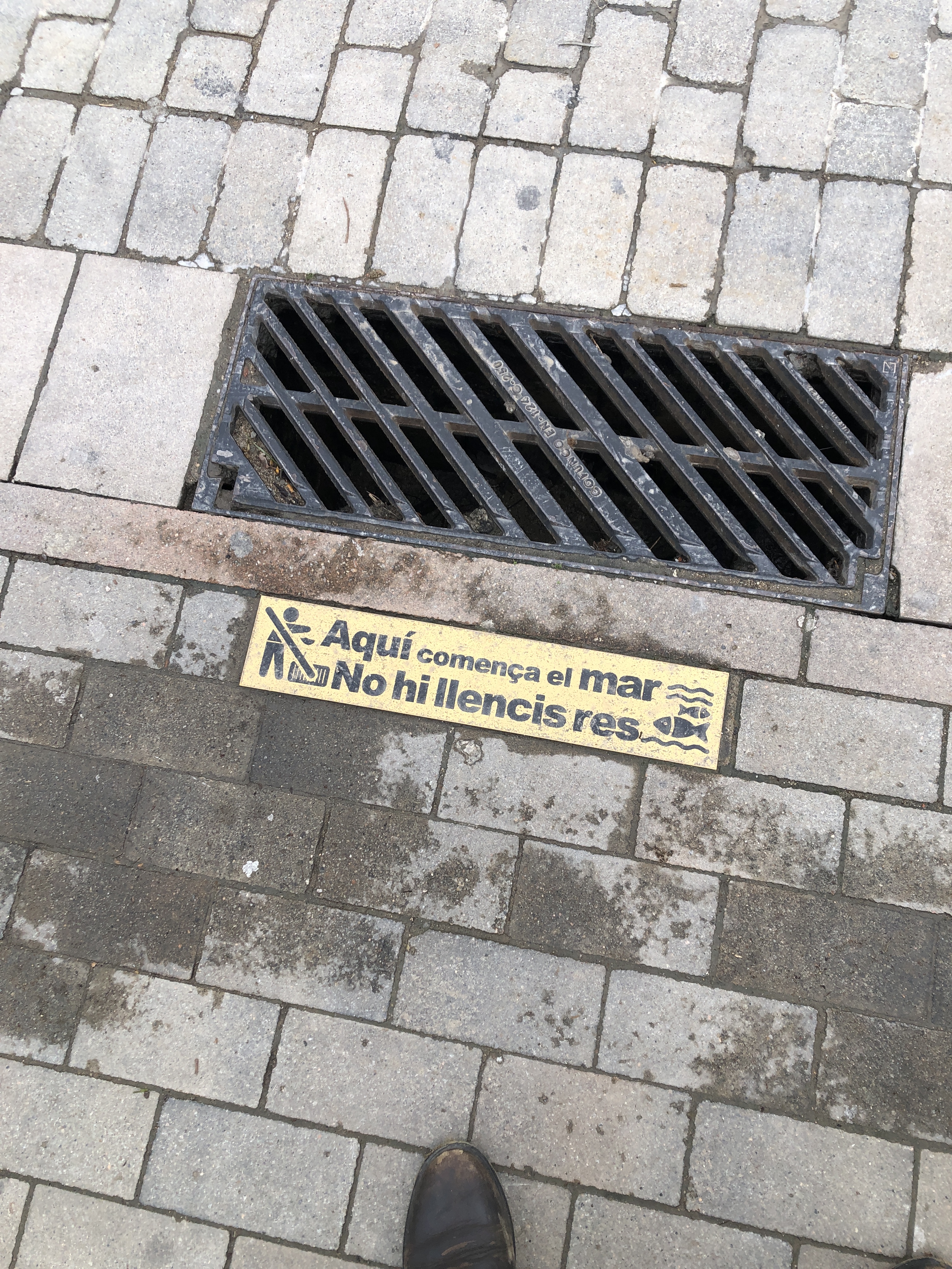 Ein Schild im Gehweg eingelassen