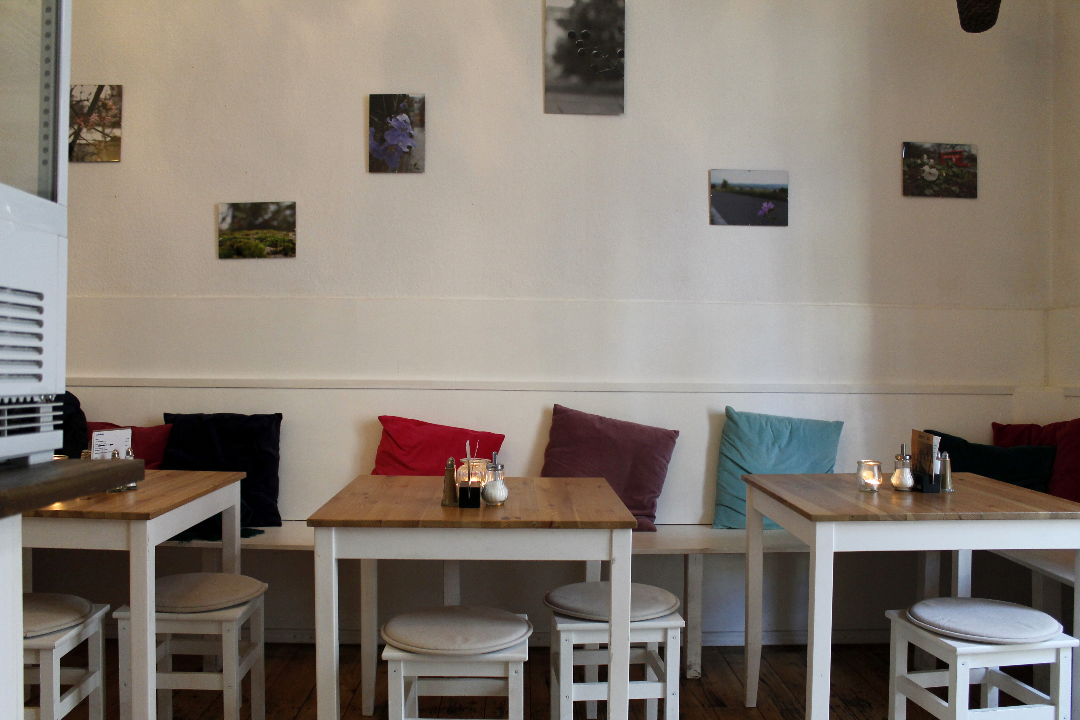 Fotoausstellung "Natur trifft Stadt" in einem Cafe